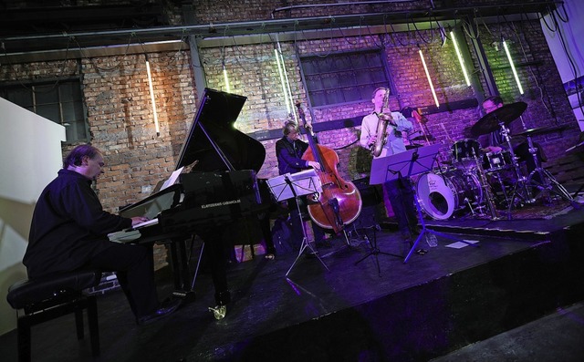 Das Jazz Quartett Peter Fulda, Henning...lechhalle des Bahnausbesserungswerks.   | Foto: Christoph Breithaupt