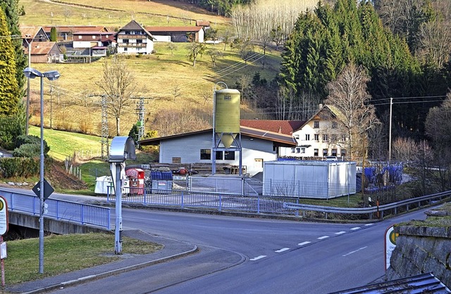 Der Bauhof mit Halle und Silo an der F... um ein Gebude erweitert werden soll.  | Foto: Nikolaus Bayer