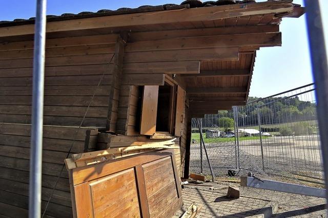 Lastwagen fhrt beim Wenden gegen die Htte