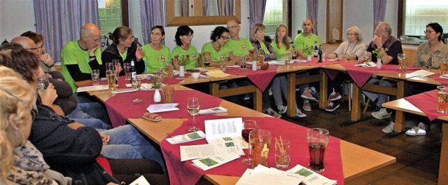 Zwei Dutzend Interessierte kamen zum z...211; passende Shirts gibt es bereits.   | Foto: Wolfgang Beck