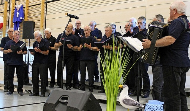 Der Mnnerchor Murg sang unter der Lei...von  Hamburg bis nach Kuba unternahm.   | Foto: Michelle Gntert