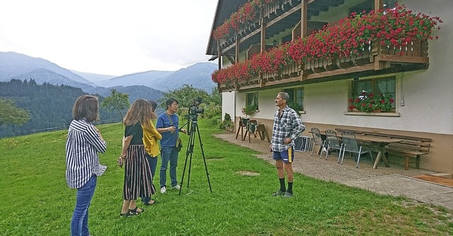 Sdkoreanisches Filmteam auf dem Dorerhof in Simonswald.  | Foto: Zweitlerland-Tourismus/Ulrike Wei