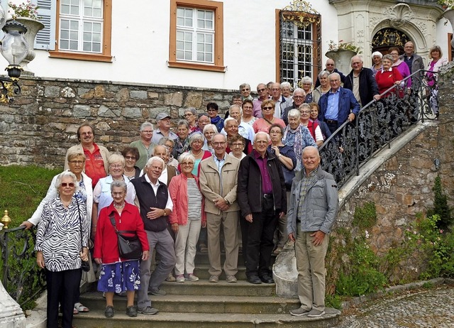 Elzacher VdK-Gruppe auf der Freitreppe von Schloss Brgeln.  | Foto: Rudolf Haag