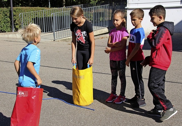 Beim Sackhpfen konnten sich die Kinder austoben.   | Foto: Mario Schneberg