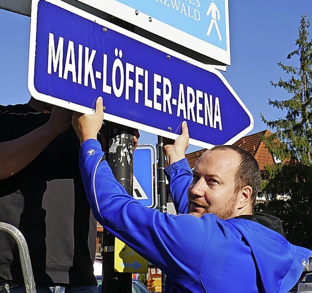 Namensgeber Maik Lffler beim Aufhngen des neuen Hinweisschildes.   | Foto: Eva Korinth