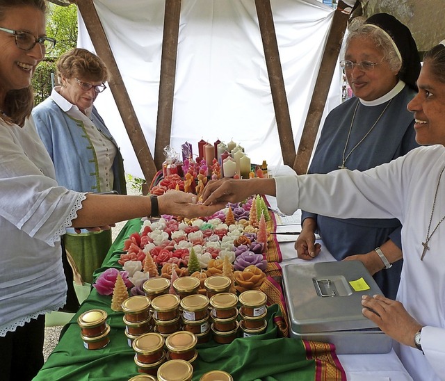 Auf dem Klostermarkt beim Pfarrfest bo... selbst hergestellten Erzeugnisse an.   | Foto: Eberhard Gross