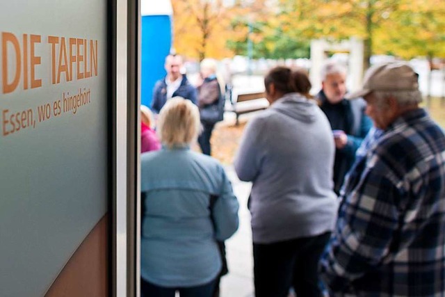 Immer mehr ltere Menschen nutzen das Angebot der Tafel (Symbolbild).  | Foto: Patrick Pleul (dpa)