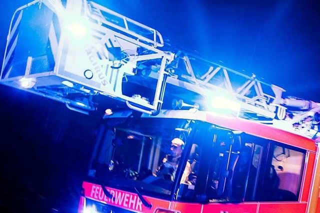 Die Feuerwehren aus Teningen und Nimbu...einen Kchenbrand lschen (Symbolfoto)  | Foto: Marcel Kusch (dpa)