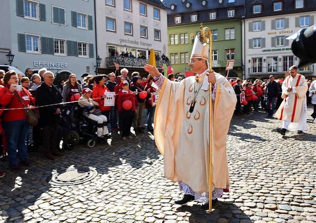 Erzbischof Stephan Burger bei einer Demonstration vor dem Mnster im Mai  | Foto: Rita Eggstein