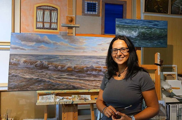 Die Malerin Elena Romanzin in ihrem At...ktuell mit Meeresbildern beschftigt.   | Foto: Roswitha Frey