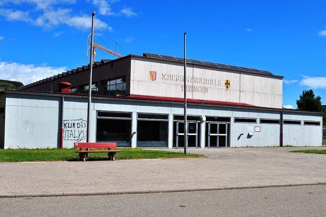 Die Ihringer Kaiserstuhlhalle ist in d...ht nicht mehr heutigen Erfordernissen.  | Foto: Kai Kricheldorff