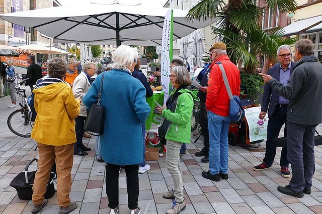 Der Stand fr das Volksbegehren auf de...echts), diskutiert mit den Aktivisten.  | Foto: Ralf Burgmaier