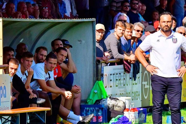 Im Blickpunkt: FSV-Coach Thomas Brende... und die Ersatzbank des FSV Frankfurt.  | Foto: Daniel Thoma