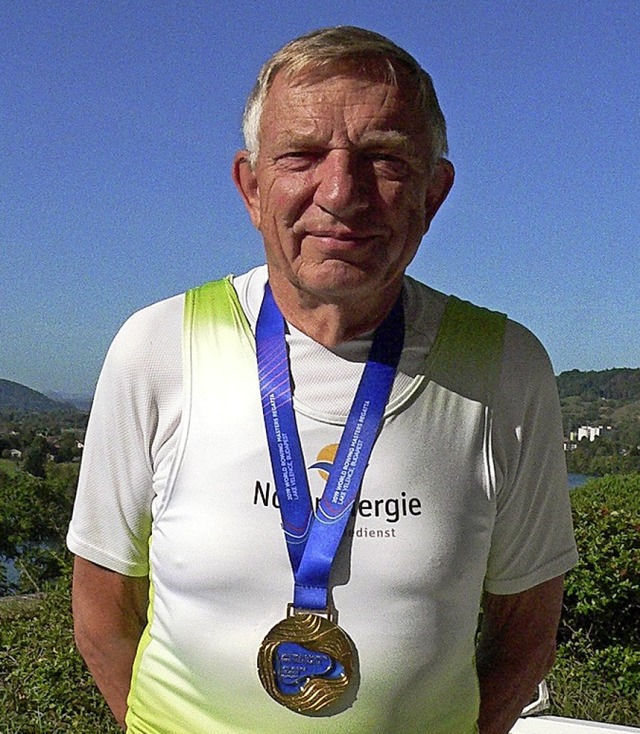 Alfred Mosel mit der Goldmedaille, die er im Rudern gewann.  | Foto:  Rosemarie Tillessen