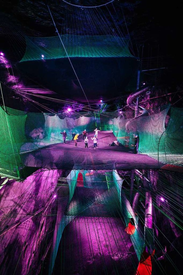 Frher Tagebau, heute Touristenmagnet:...n im Halbdunkeln auf  den Trampolinen.  | Foto: Dan Struthers Photography (dpa)