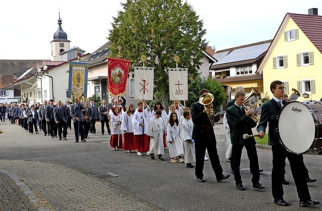 Viele Gemeindemitglieder zogen gemeinsam durch Jechtingen.  | Foto: Roland Vitt
