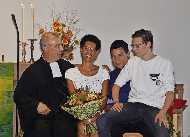 Begrungsgeschenk fr den neuen Pfarr...Auf dem Foto fehlt Tochter Christiane.  | Foto: Roland Vitt