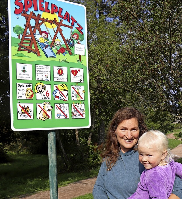 Johanna Emden und ihre zweijhrige Toc...sregeln sowie wichtige Notrufnummern.   | Foto: Dieter Maurer
