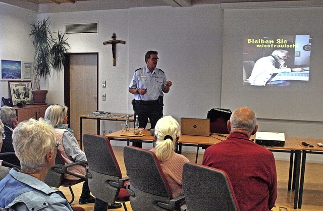 Polizist Jrgen Spill spricht in Dachsberg ber Tricks und Betrgereien.   | Foto: Karin Stckl-Steinebrunner