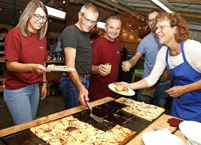 Bei Flammenkuchen und neuem Wein lie ... beim Herbstfest  in Sulz gut feiern.   | Foto: Heidi Fel