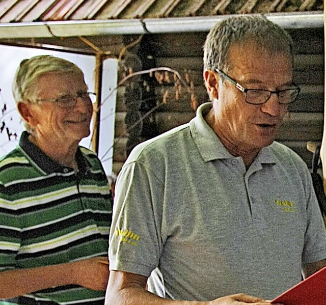 Klaus Eberhardt (rechts) ehrt Claus Krause (links).   | Foto: SPD-Ortsvereins Karsau
