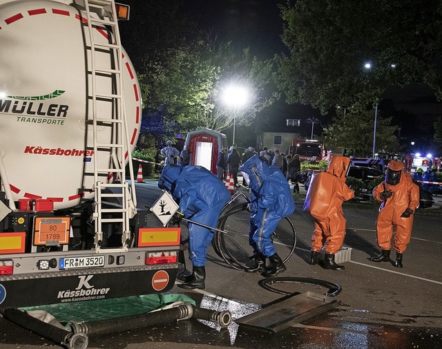 Einsatzkrfte  versuchen das Leck abzudichten.  | Foto: Volker Mnch