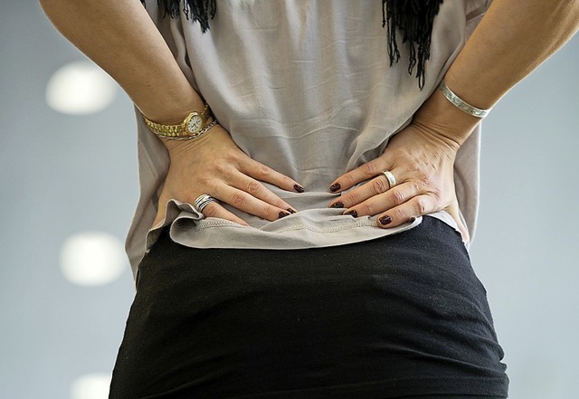 Rckenschmerzen sind der hufigste Grund fr Krankschreibungen.  | Foto: Arno Burgi