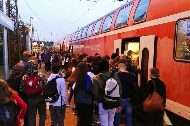 Pendler bleiben am Bahnhof zurck, weil fast der halbe Zug fehlt