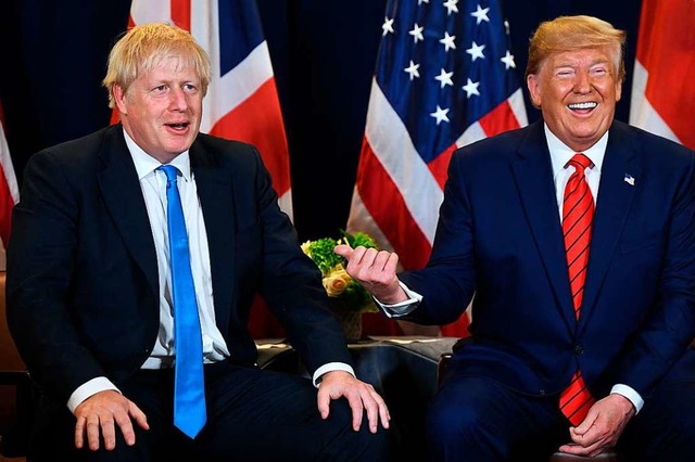 Boris Johnson traf sich am Mittwoch mi...ige Zeiten auf den britischen Premier.  | Foto: SAUL LOEB (AFP)