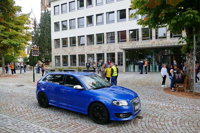 Lehrer in gelben Warnwesten ermahnen S...verkehrsberuhigten Bereich zu bremsen.  | Foto: Sattelberger