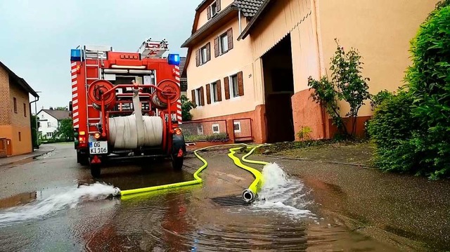 Im Mai hielt Hochwasser in der Bachgasse die  Kippenheimer Feuerwehr in Atem.  | Foto: Wolfgang Knstle