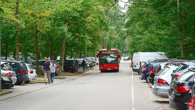Zum Bad mit Bus oder Pkw? Bislang ents...igen volle Parkpltze und leere Busse.  | Foto: Ingo Schneider