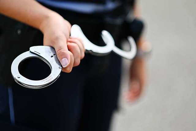 Als die Polizisten der Frau Handschellen anlegen wollten, habe sie zugebissen.  | Foto: Jonas Hirt