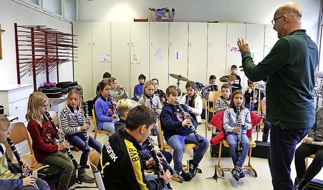 Michiel Oldenkamp beim Unterricht in der Blserklasse.   | Foto: Ruth Seitz