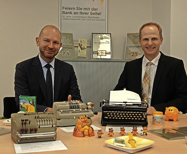Anton Gereitzik (links) und Sascha Vol...an sich in der Filiale anschauen kann.  | Foto: Ralf H. Dorweiler