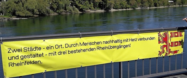 Das Plakat des Referendumskomitees am Rheinufer.   | Foto: Referendumskomitee