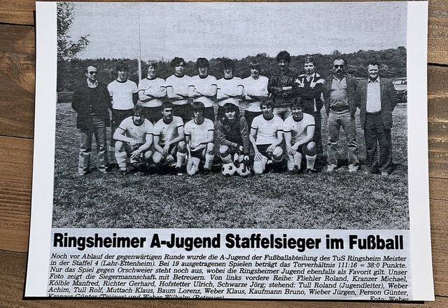 Links der Zeitungsausschnitt aus dem J...n und Trainerlegende Gnther Kranzer.   | Foto: Privat