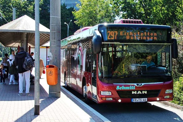 Ein Schmitt-Bus an der Haltestelle in Freiburg-Landwasser  | Foto: Mario Schneberg