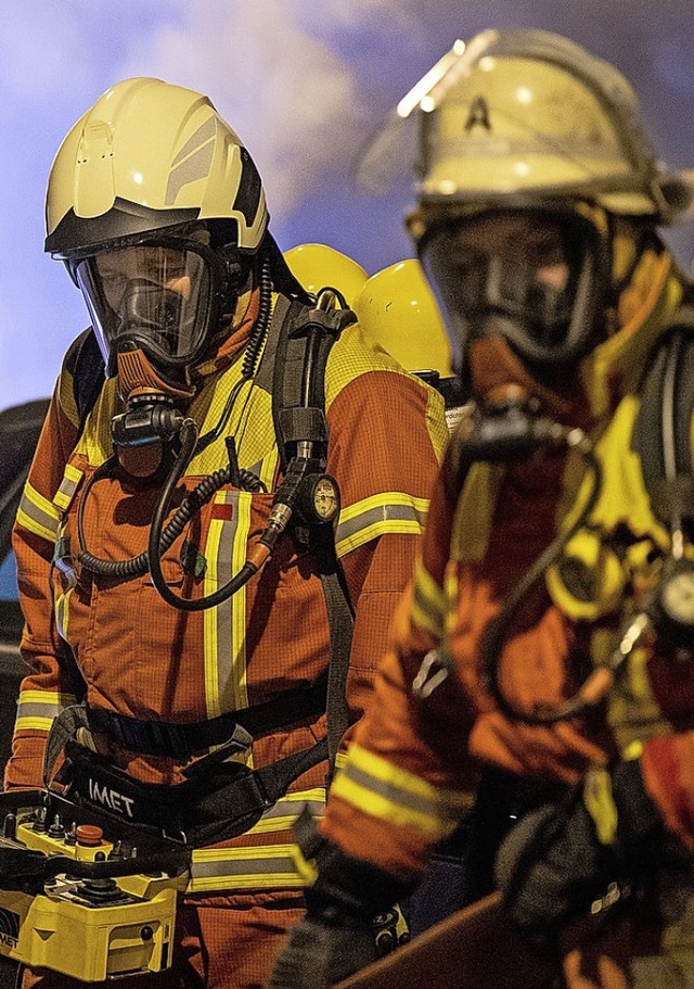 Unter Atemschutz messen sich die Feuerwehrtrupps in Laufenburg.  | Foto: Fabian Sommer