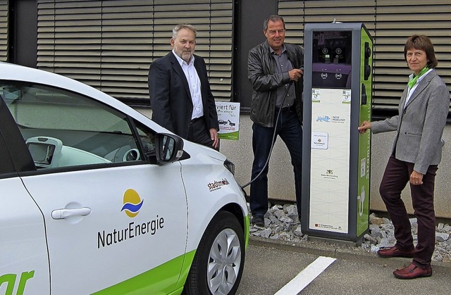 Friedrich Resin,  Brgermeister Andrea...vor der neuen E-Ladesule (von links)   | Foto: Energiedienst