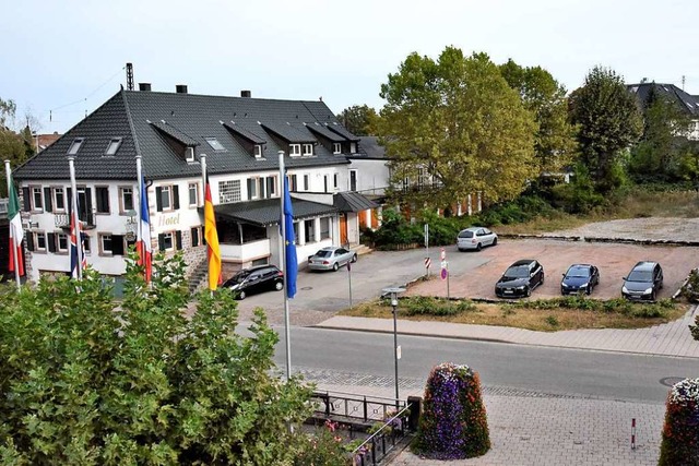 Der Blick aus dem Rathaus auf das Gast...r plant das ganze Areal umzugestalten.  | Foto: Markus Zimmermann