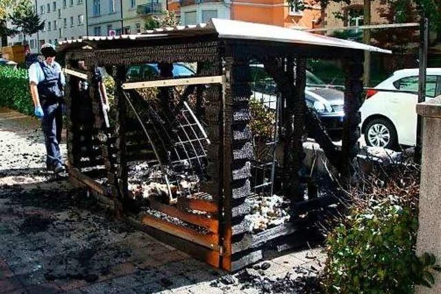 Mülleimer-Stellplatz abgebrannt: Polizei geht von Brandstiftung aus und sucht Zeugen