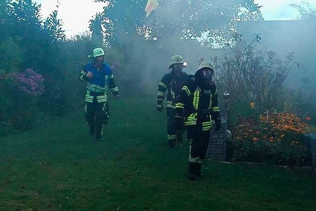 Feuerwehr bekmpft Kellerbrand