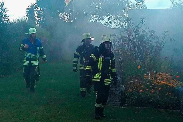 Beim Eintreffen der Feuerwehr drang be...chter schwarzer Rauch aus dem Gebude.  | Foto: Olaf Thor