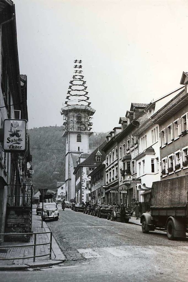 Die Zeller Kirche beim Wiederaufbau,  ...6  die Kirchturmspitze zerstrt hatte.  | Foto: Repro R. Tscheulin