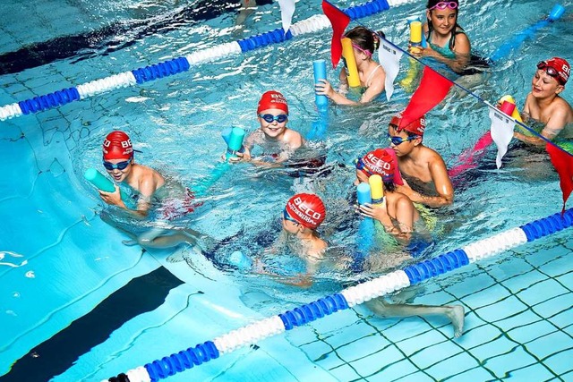 Wer bringt den Kindern das Schwimmen bei?  | Foto: Sina Schuldt (dpa)