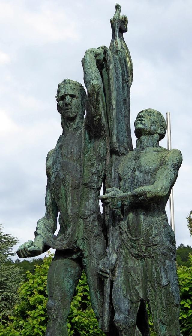 Diese Skulptur von Adolf Strbe steht auf dem Hauptfriedhof.  | Foto: Sabine Ehrentreich