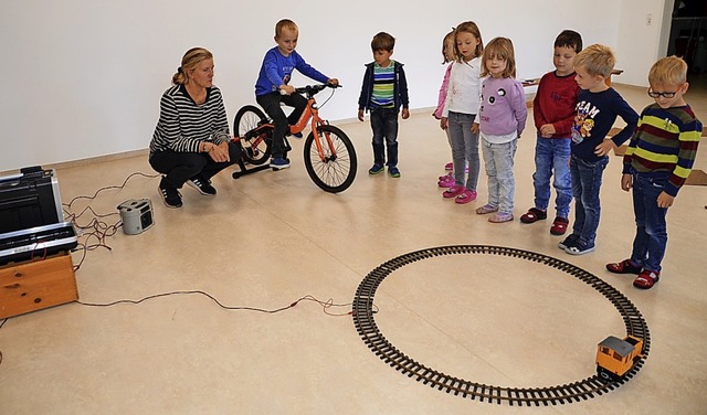 Energieprojekt im Kindergarten: Irina ...e sauberer Strom erzeugt werden kann.   | Foto: Roland Vitt