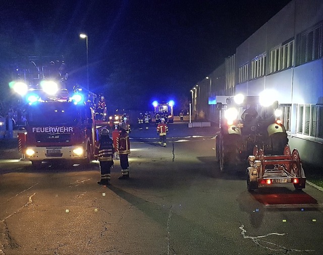 Grwihler und Laufenburger Feuerwehr p...de der Firm a Freudenberg in Oberwihl.  | Foto: Roland Damrath/Freudenberg Sealing Technologies