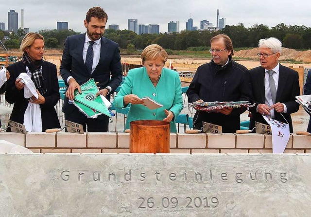 Erinnert ein bisschen an die Befllung...der Grundsteinlegung der DFB-Akademie.  | Foto: DANIEL ROLAND (AFP)